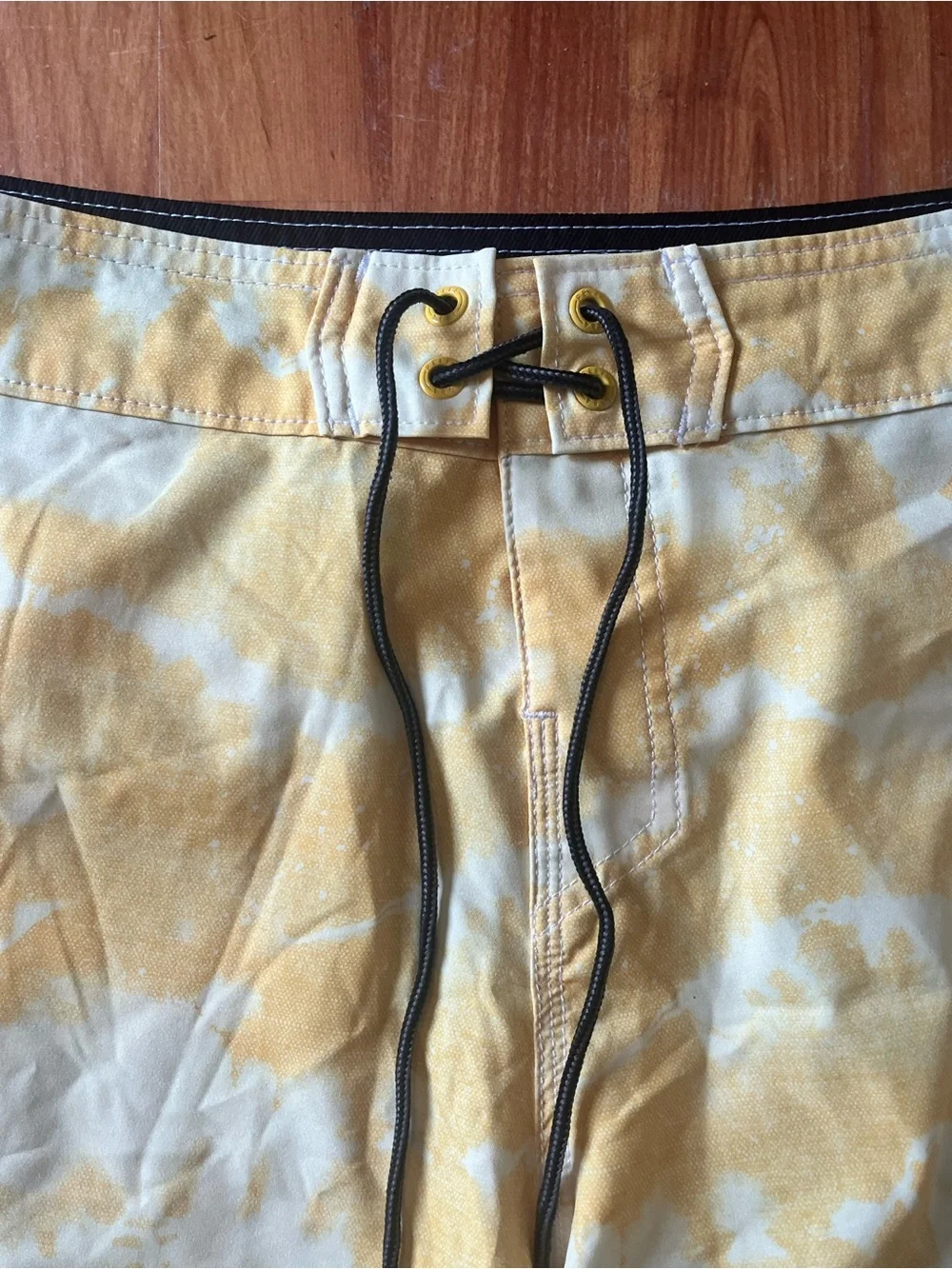REEF Men’s Yellow & White Tie-Dye Cloud Print Board Shorts Beach Swim Size 34